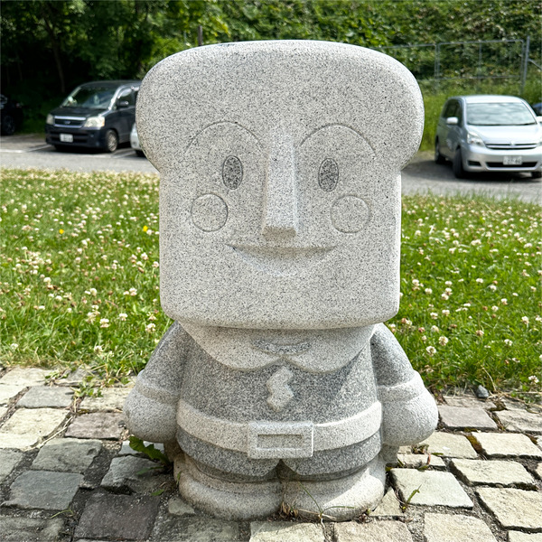 02しょくぱんまんの石像