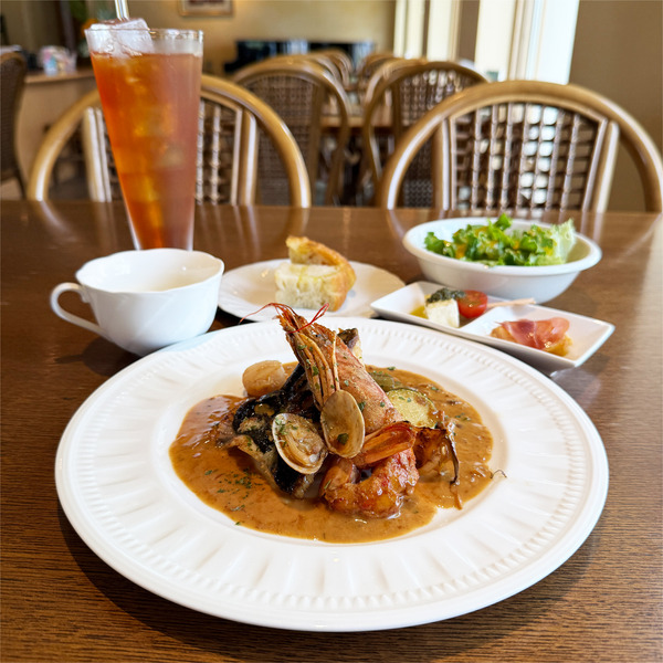 01白身魚のポワレ魚介のマリニエール風(2800円)