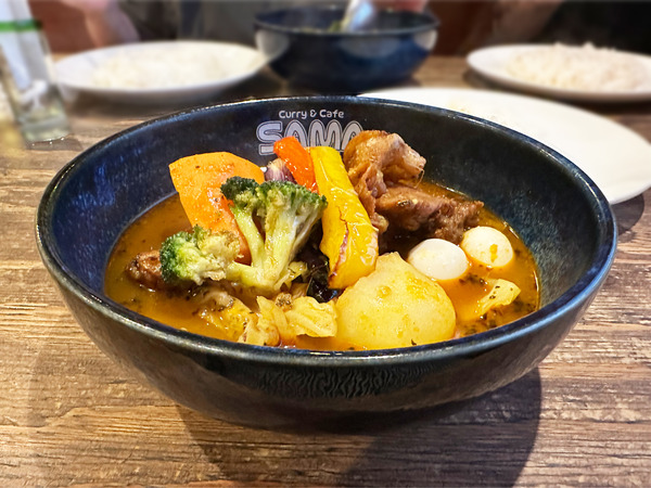 01パリパリチキンカリー(1350円)海老スープ・辛さ2番