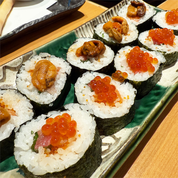10サーモンの巻き寿司(うに乗せ)・鮪の巻き寿司(いくら乗せ)