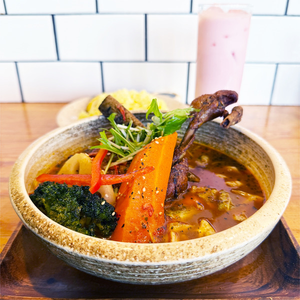 01サクッとチキンレッグ(1430円)・ストロベリーラッシー(380円)