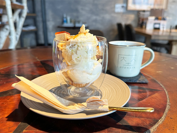 01都会のビルでデザートタイム