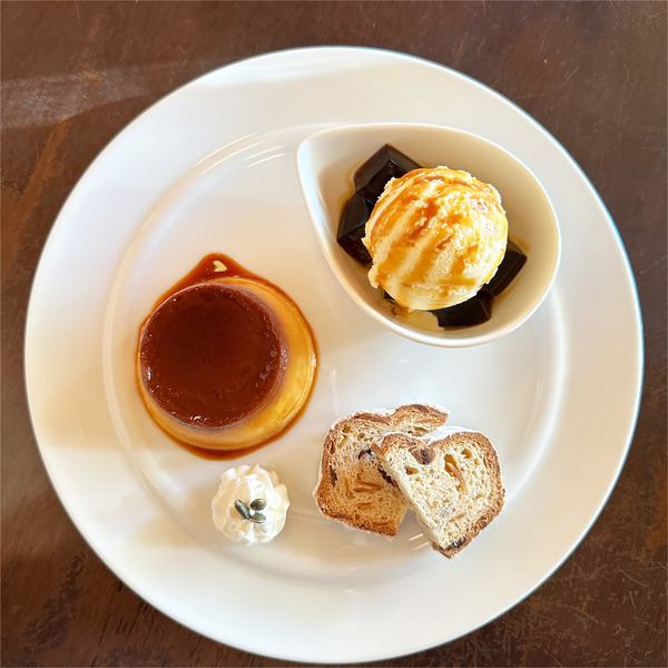 02スイーツ盛合せ(600円)