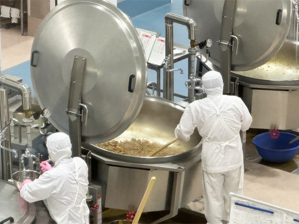 04肉を炒めてます