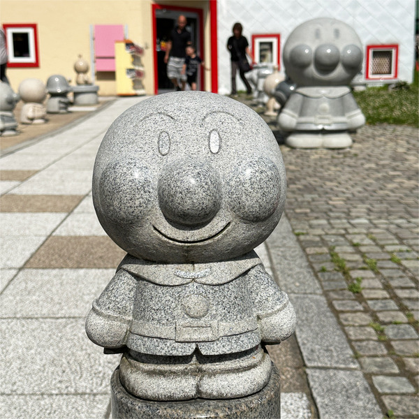 04ミニアンパンマンの石像