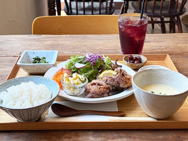 01週替わりごはんセット(1200円)・100%ぶどうジュース(300円)