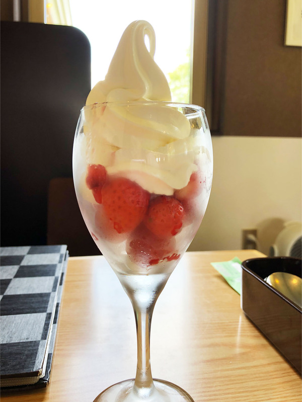 04銀龍いちごソフトクリームパフェ(756円)