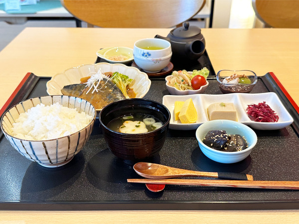 01鯖の味噌煮定食(1300円)・ランチタイム限定煎茶(200円)