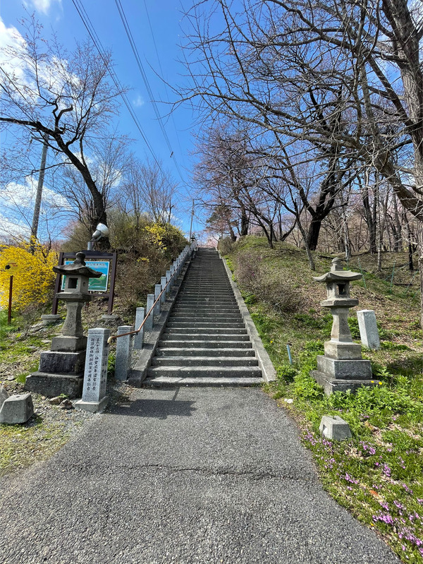 08駐車場から階段を登ります