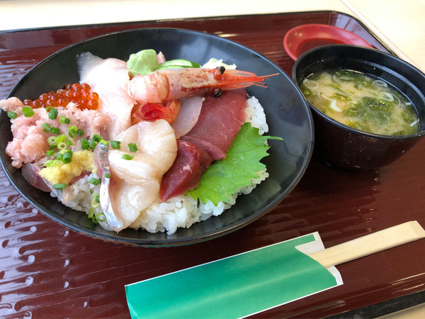 01特上生ちらし(1500円)