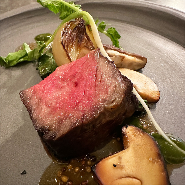 22ブラウンスイス×黒毛和牛の交雑種の炭火焼き