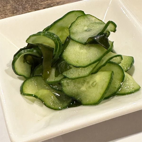 03お通し(きゅうりとわかめの酢の物)