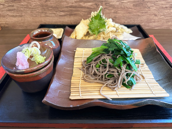 01やまべ天もりそば(1600円)・ニラトッピング(200円)