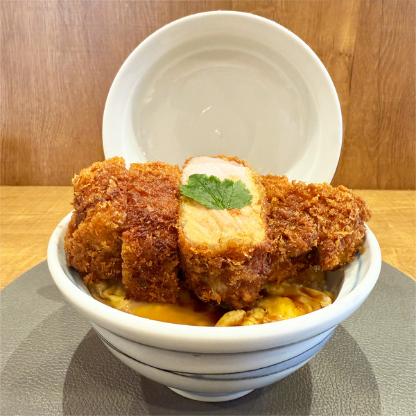 01上・厚さ5cm・ロースかつ丼(1870円)ご飯少なめ