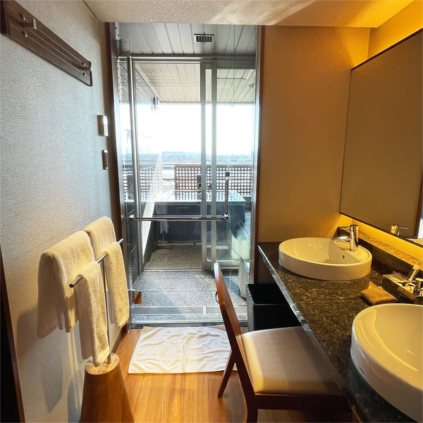 24パウダールームからの露天風呂