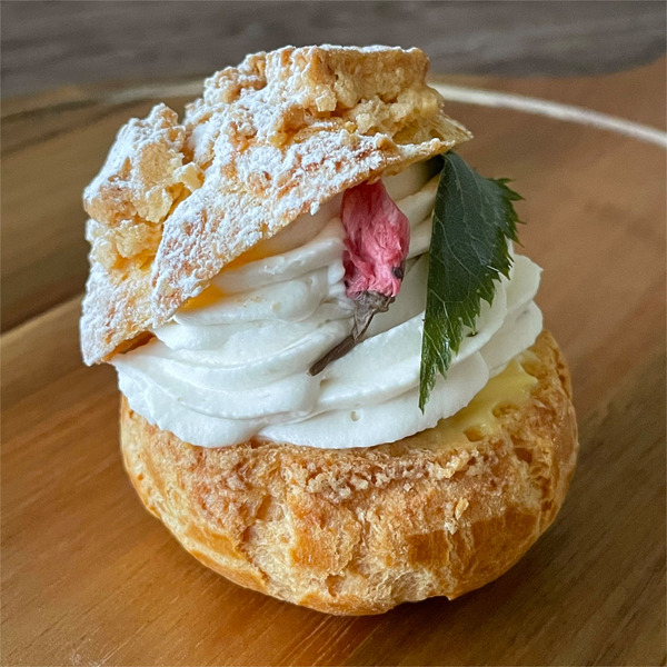 04桜のシュークリーム(380円)