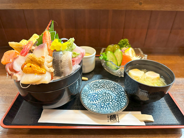 01海鮮生ちらし丼(2420円)