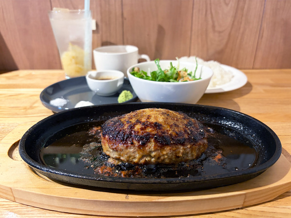 01自家製ハンバーグ・180g(1450円)・自家製レモンシロップのレモンスカッシュ(600円)2