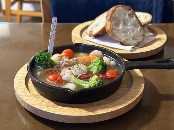 05海老と野菜のアヒージョ(900円)