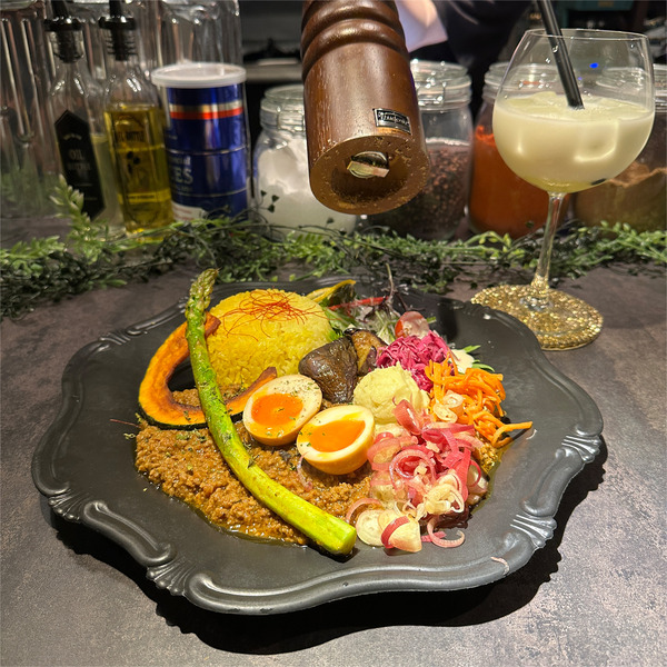 02カウンター越しのペッパーミル