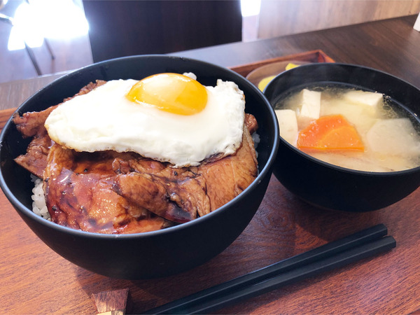 01豚玉丼(770円)