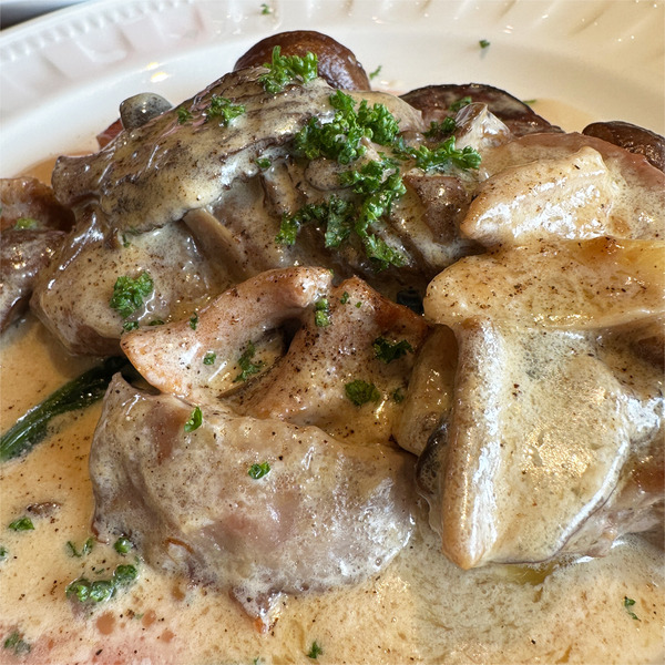 03道産豚ヒレ肉イタリア産モリーユ茸ジロール茸入りキノコのフリカッセ・クリーム煮