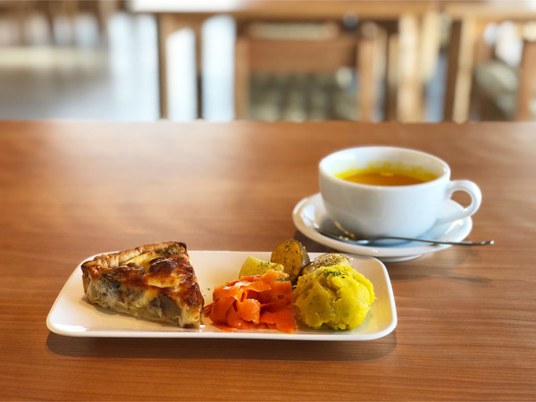 01キッシュプレート(800円)・ひだまりスープ(300円)