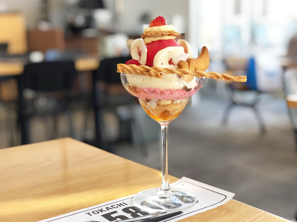 04苺パフェ(1430円)