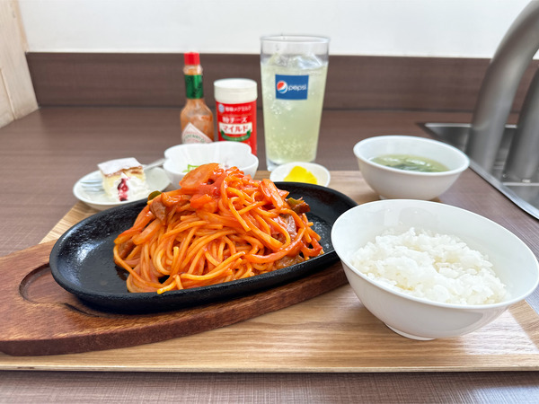 01ナポリタンランチ(968円)