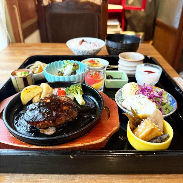 01粗挽きハンバーグステーキセット(1848円)