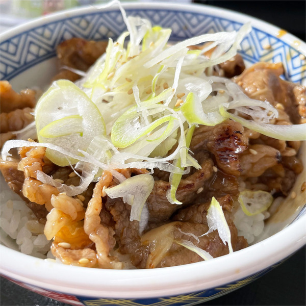 02牛焼肉丼・並盛(624円)