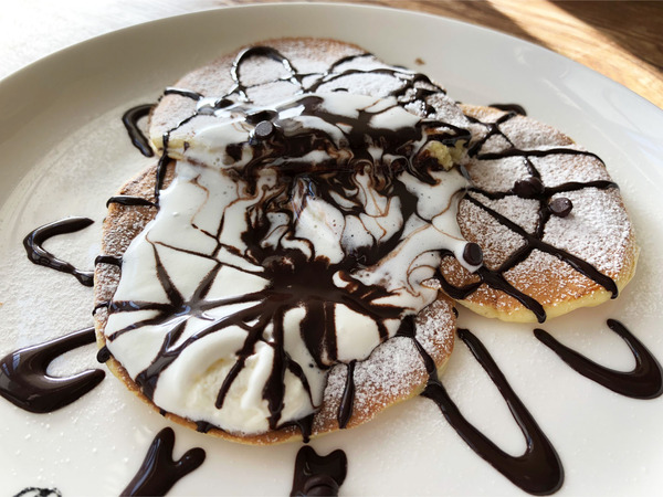 04特製チョコソースと生クリームのパンケーキセット(1050円)