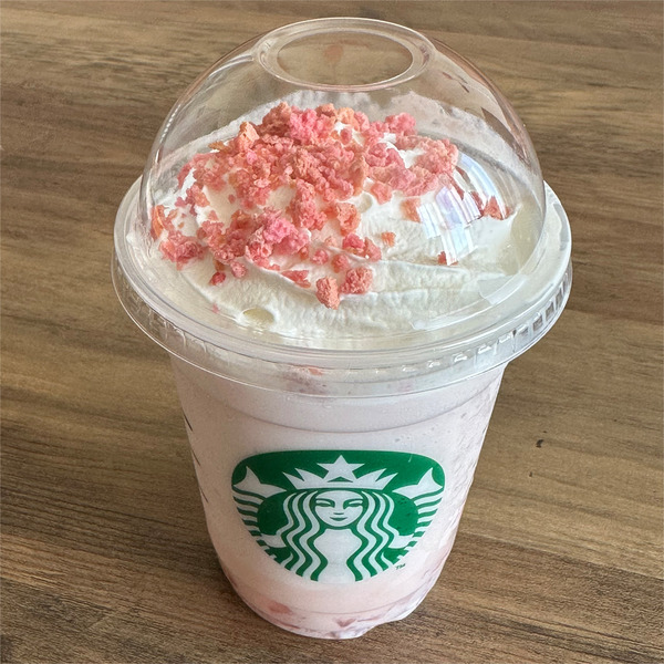 02ストロベリーフレーバーマカロンが乗ってます