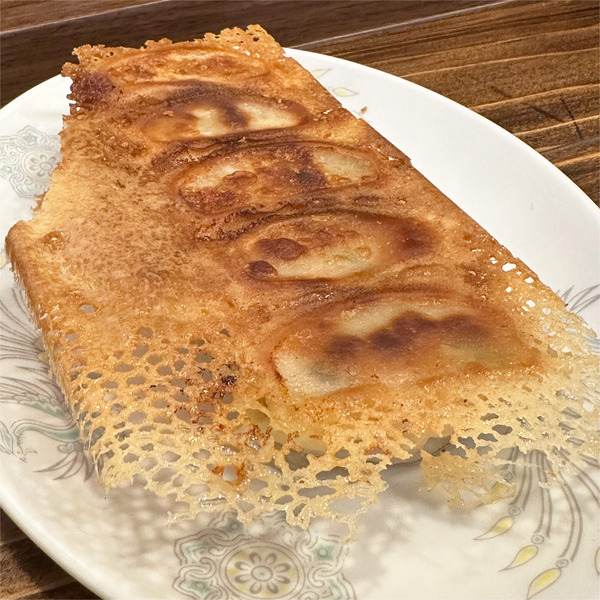 11手作りメガ焼き餃子5個(600円)