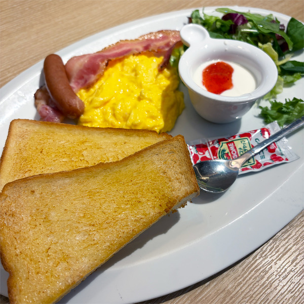 05スクランブルエッグコンビモーニング(748円)・ダージリン(275円)・オマール海老のビスク(495円)