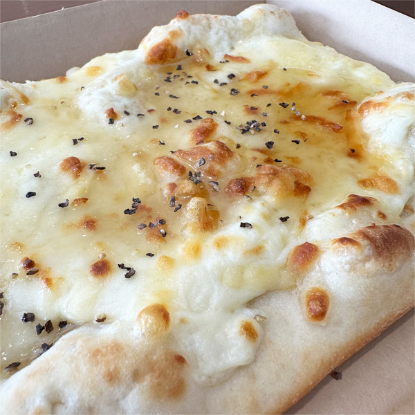 02ピッツァクワトロフォルマッジ(595円)