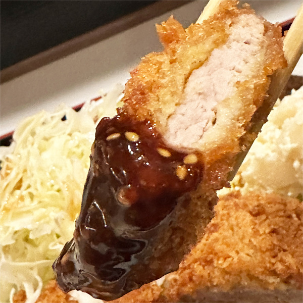 05すりごま入りソースをたっぷり付けて