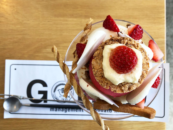 05苺パフェ(1430円)上から