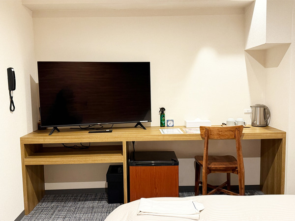 02大きなエアコンと大きなテレビ