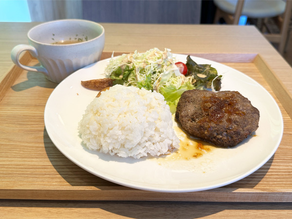 01自家製牛100%ハンバーグプレート(1200円)