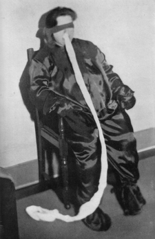 Helen_Duncan_with_roll_of_cheesecloth