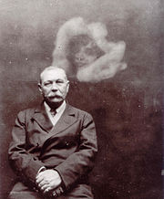 180px-Photo_of_Sir_Arthur_Conan_Doyle_with_Spirit,_by_Ada_Deane