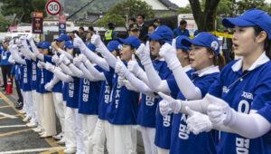 【危険すぎる】韓国でテロ未遂事件!? イ・ジェミョン大統領候補の選挙を刃物で妨害の男を逮捕！