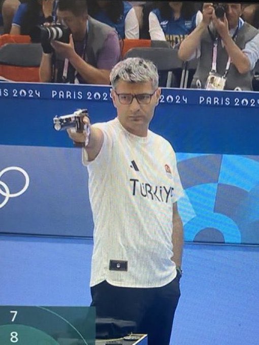 【海外の反応】トルコの射撃選手、日本で“無課金おじさん”と名付けられアート化する「素晴らしい愛称だｗ」【パリ五輪】