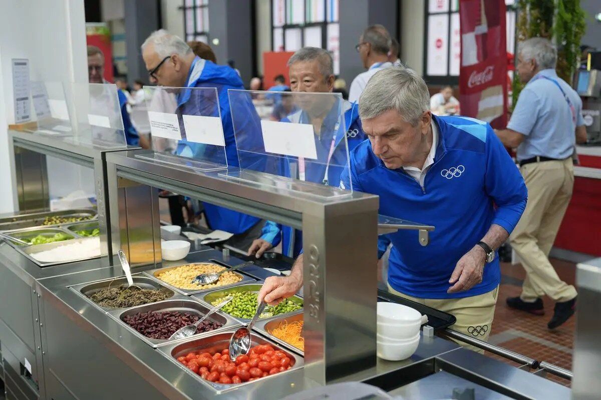 パリ五輪選手村の食堂で「肉不足」の不満、組織委員会が対応
