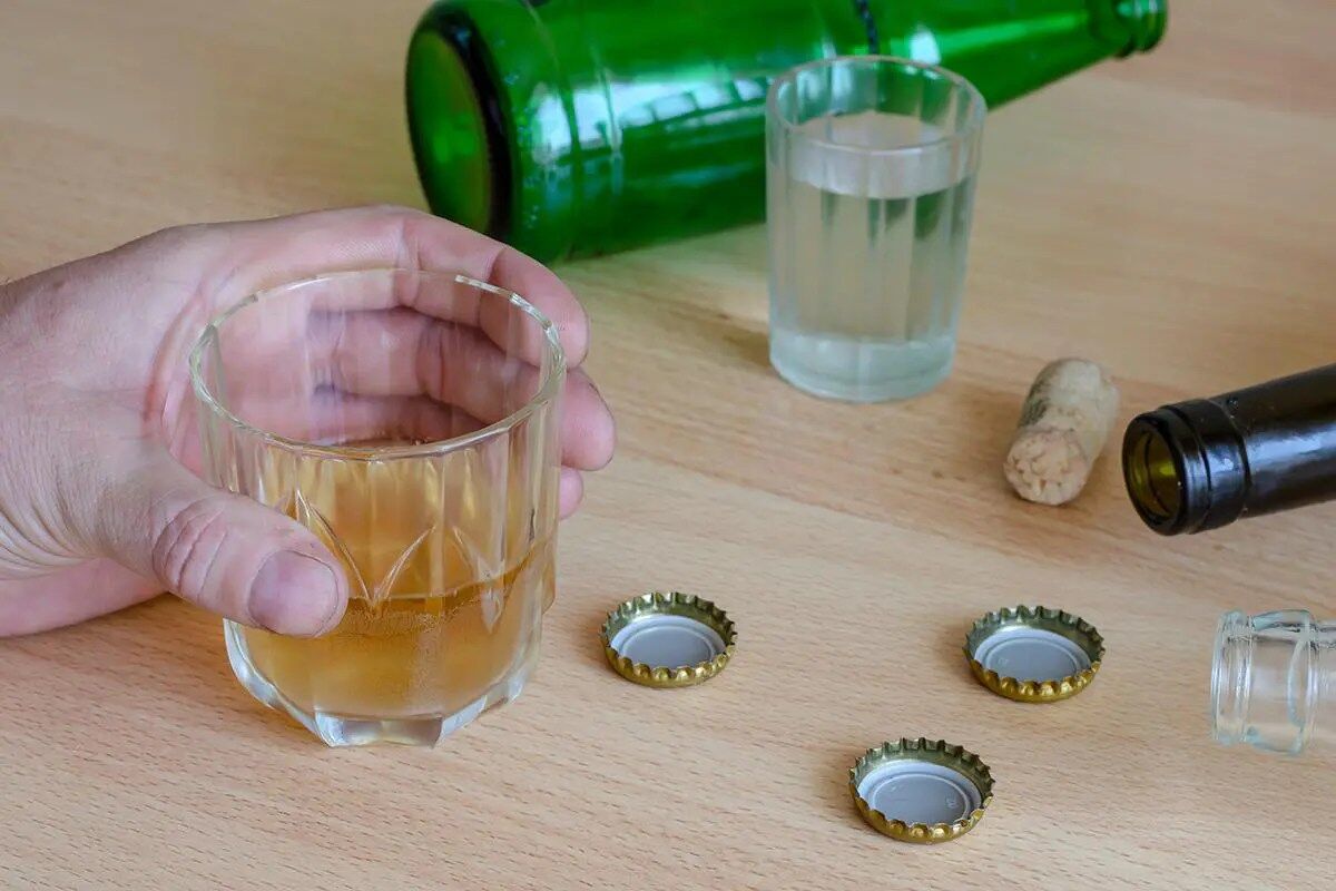 アルコールの影響がもたらす驚愕の事実：飲まない人々の健康寿命も脅かされている