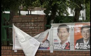 【中学生が選挙ポスター引き裂き破り】韓国国民大爆笑"中学生にも無視されるイ・ジェミョンwwwwwww"