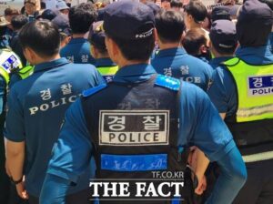 韓国の警察が10年ぶりに制服を変更！しかし国民からは「プロ野球チームか？」「予算の無駄だろ！」と批判の声