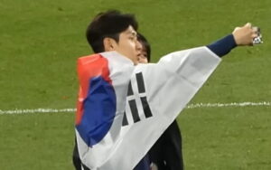 【皮肉】韓国代表イ・ガンインの隣にいる女性は凄い恋人？憶測とは別に引き合いに出されるソン・フンミンの"例の件"