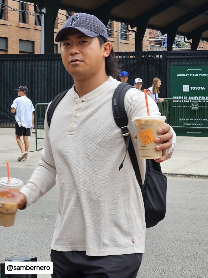 【海外の反応】今永昇太さん、名物ファンにアイスラテを買ってあげる「不満げな表情に見えるなｗ」